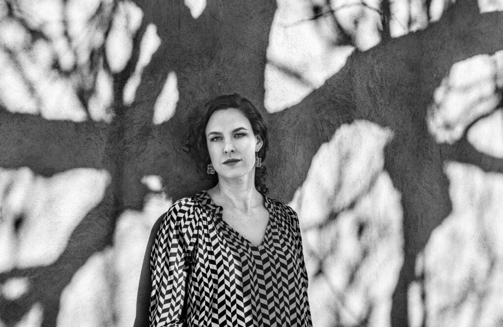 Ylva Forner, kvinna framför träd